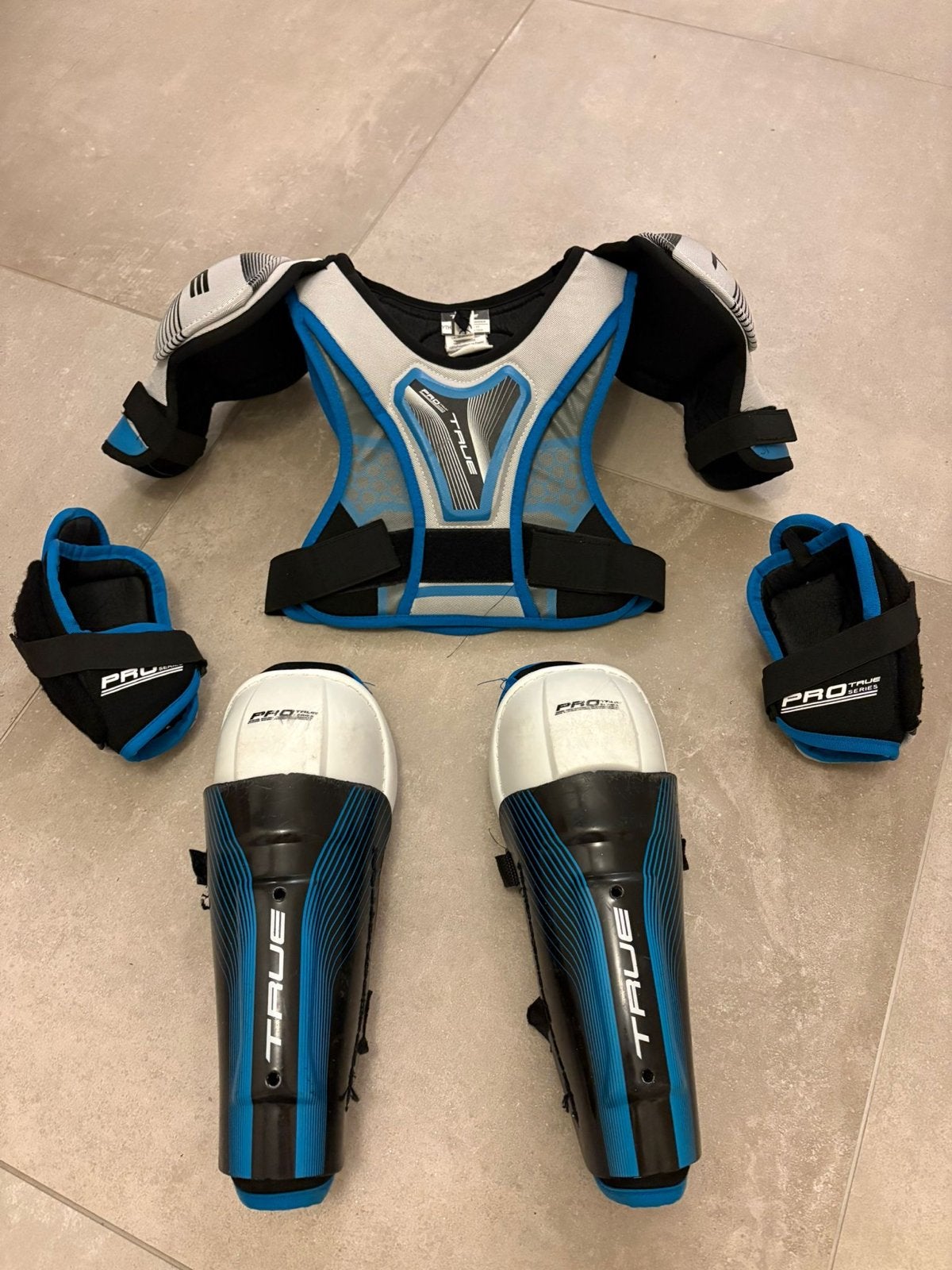 Complete ijshockey beschermset True (YTH 9"), Sport en Fitness, IJshockey, Ophalen of Verzenden, Gebruikt, Bescherming