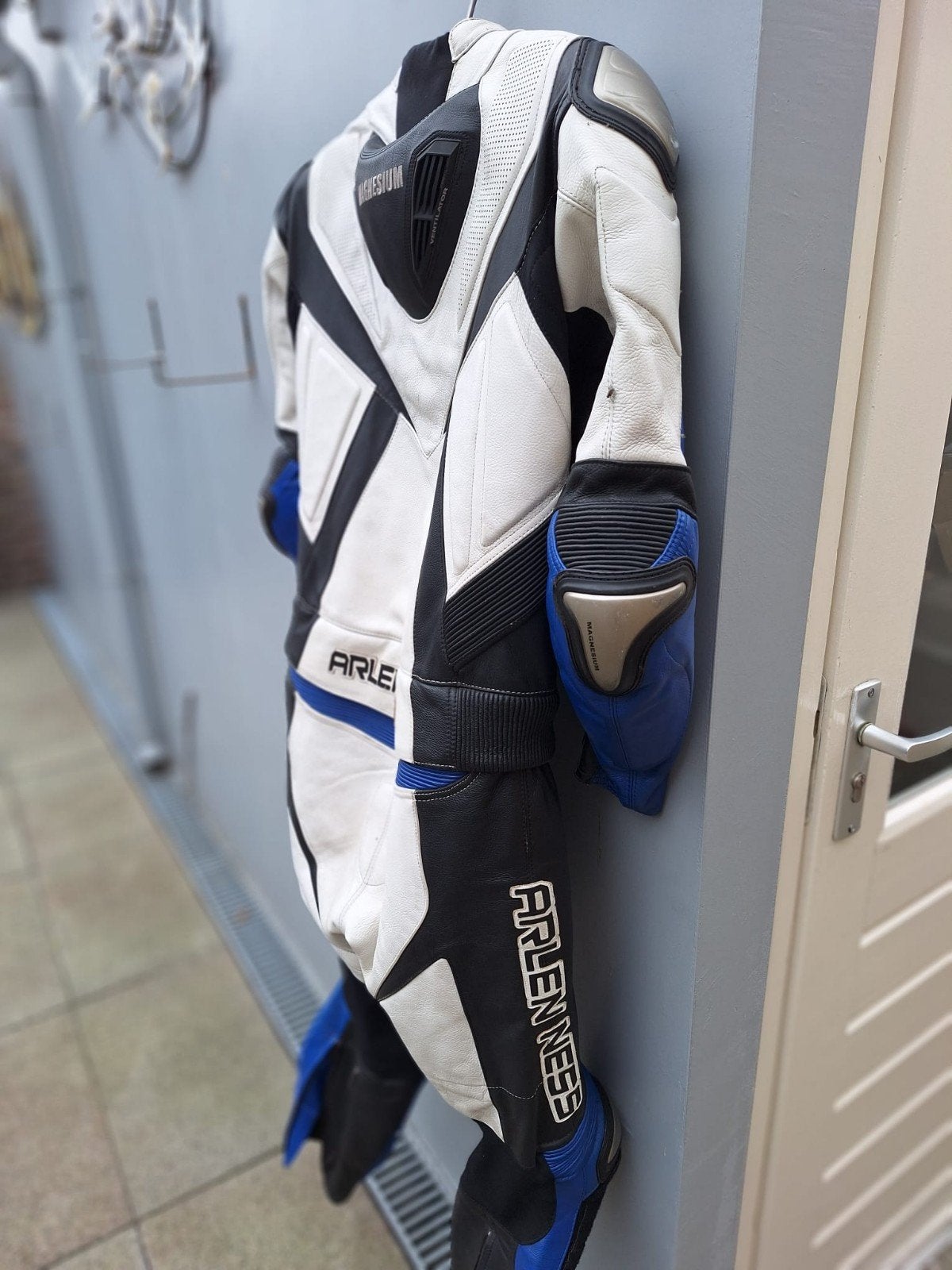 Arlen Ness leren combipak - Wit, zwart, blauw mt 56, Motoren, Kleding | Motorkleding, Arlen Ness, Ophalen of Verzenden, Tweedehands