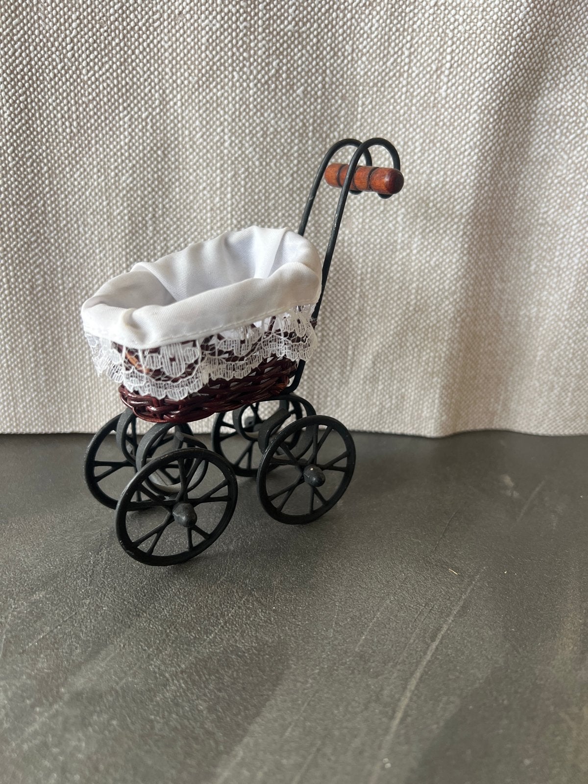 Poppenhuis Kinderwagen 1:12 - Miniatuur Decoratie, Ophalen of Verzenden, Gebruikt, Poppenhuis