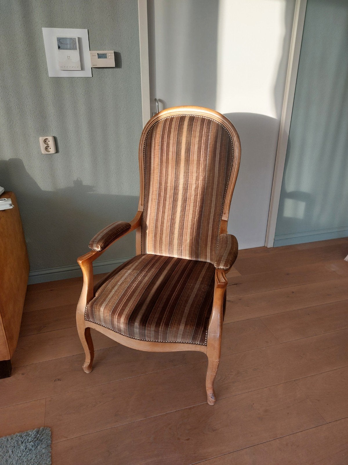 Klassieke fauteuil met gestreepte bekleding, Ophalen