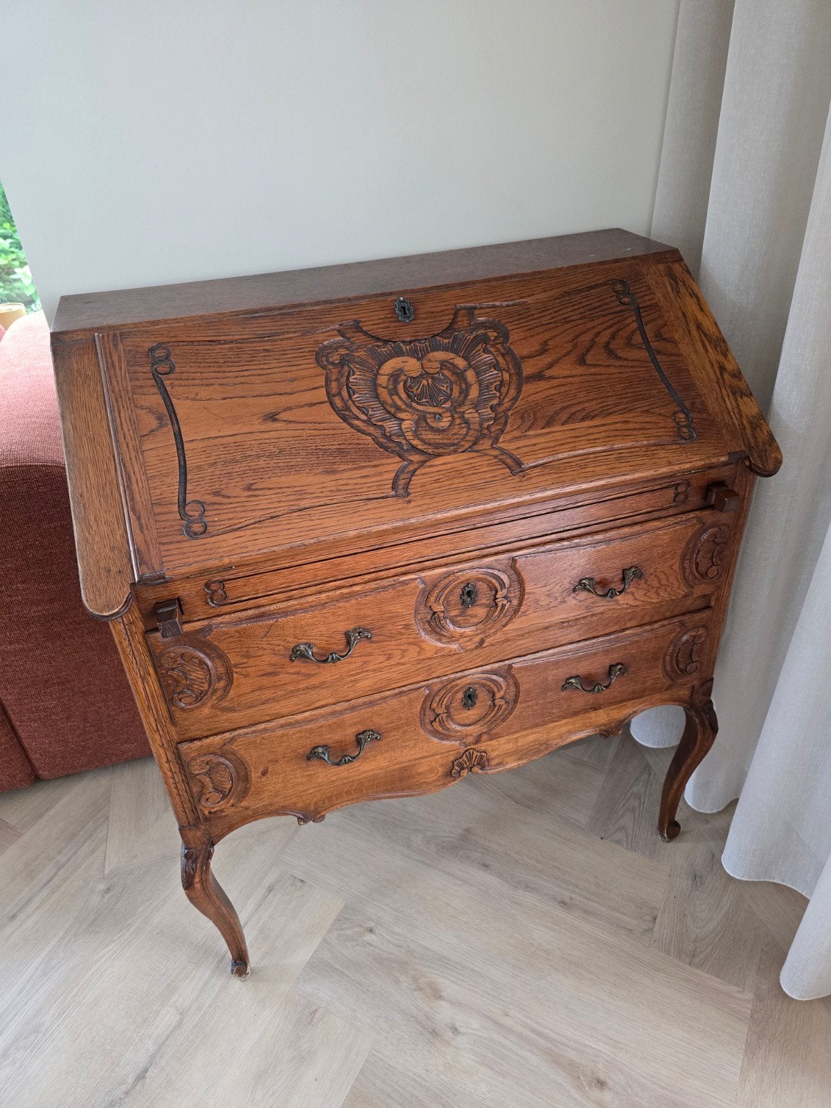 Antiek secretaire met sierlijk houtsnijwerk, Ophalen