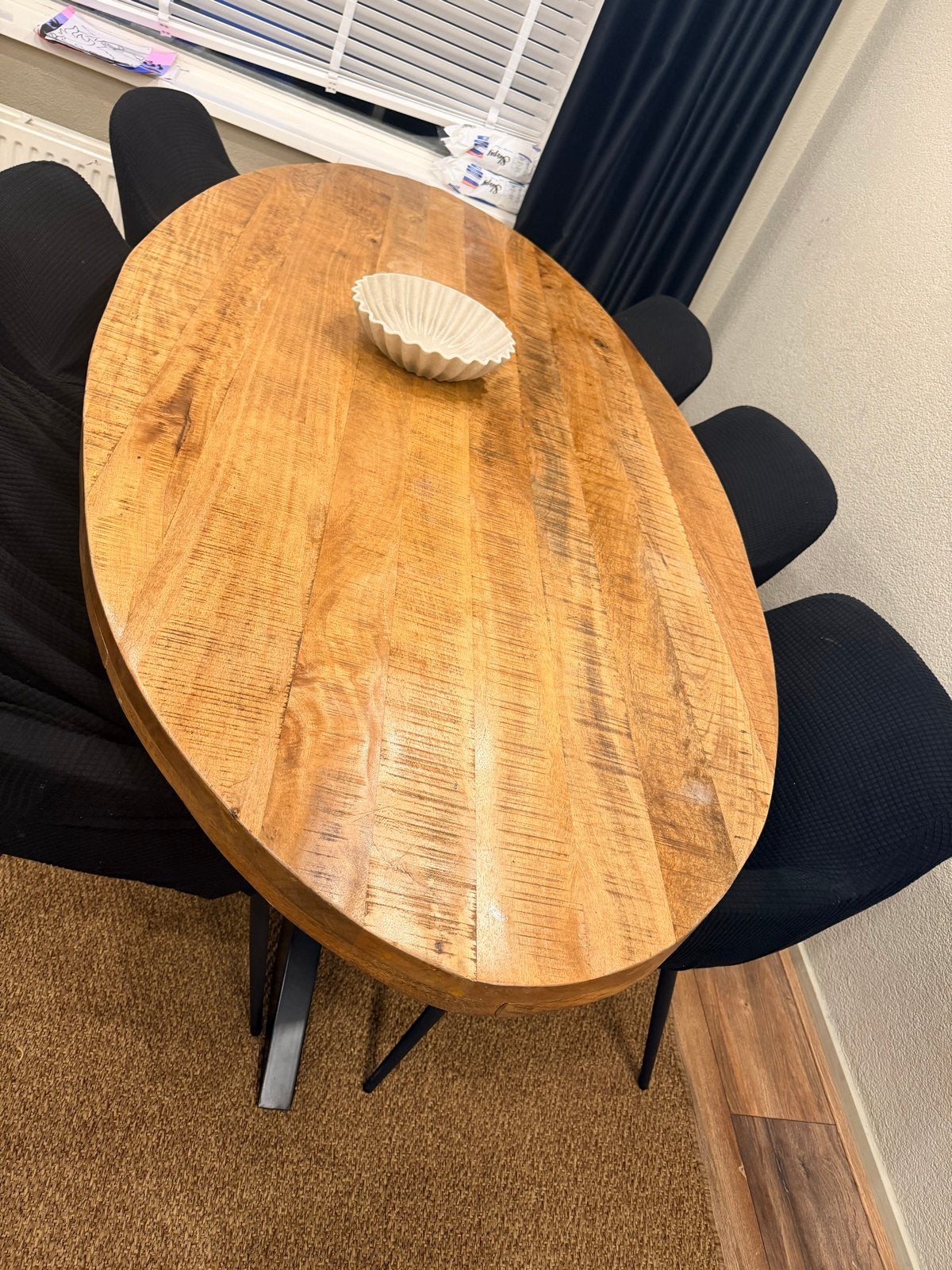 Ovale eettafel van mangohout met metalen spinpoot