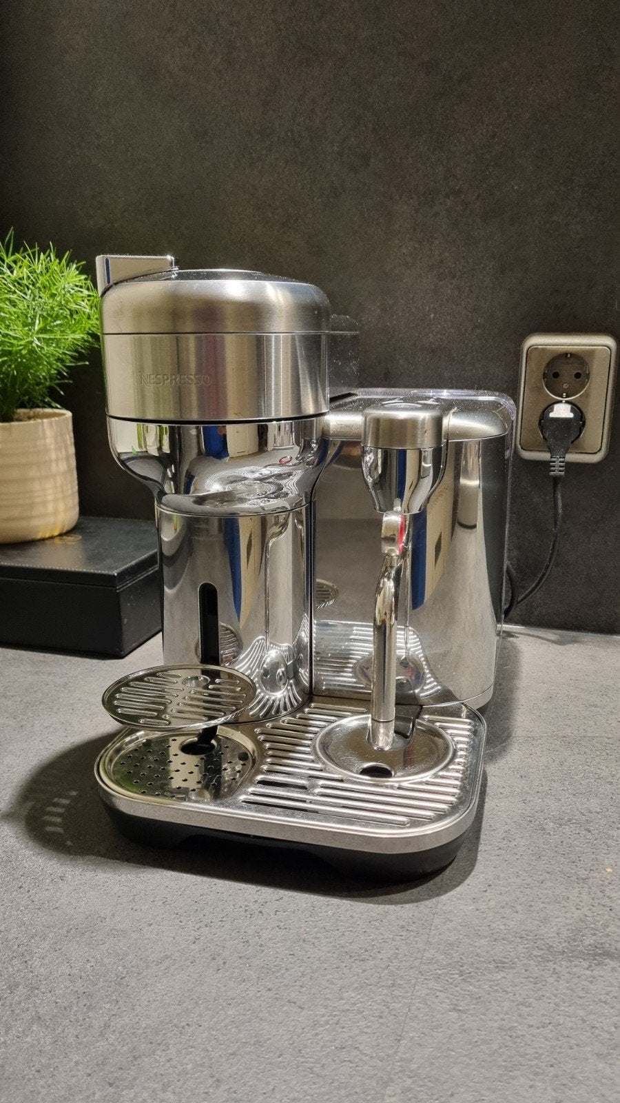 Nespresso Creatista Plus - RVS  met Melkopsc, Koffiepads en cups, Espresso apparaat, Ophalen of Verzenden, Zo goed als nieuw