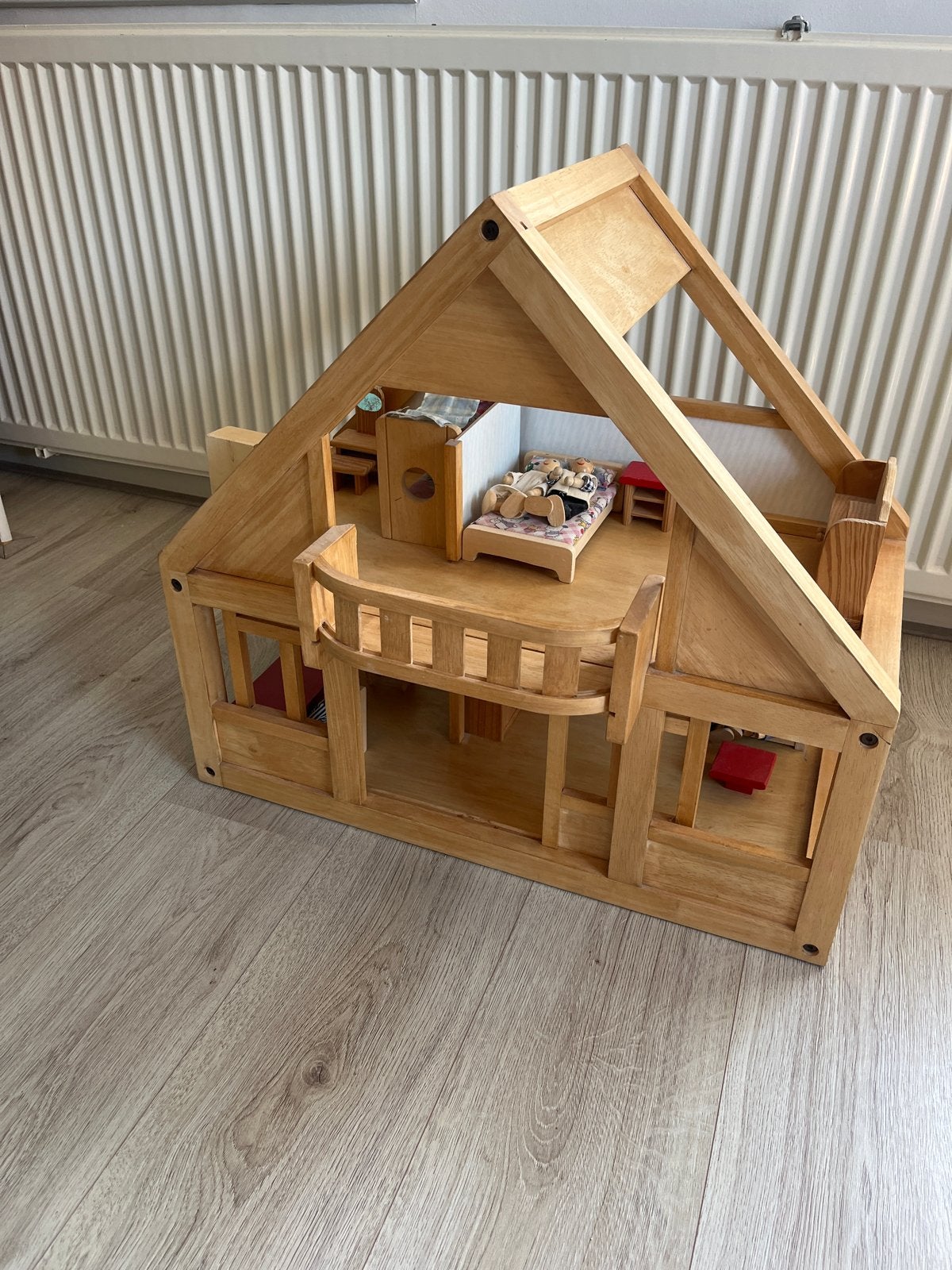 Houten poppenhuis met meubels en poppen, Kinderen en Baby's, Speelgoed | Poppenhuizen, Ophalen, Gebruikt, Poppenhuis