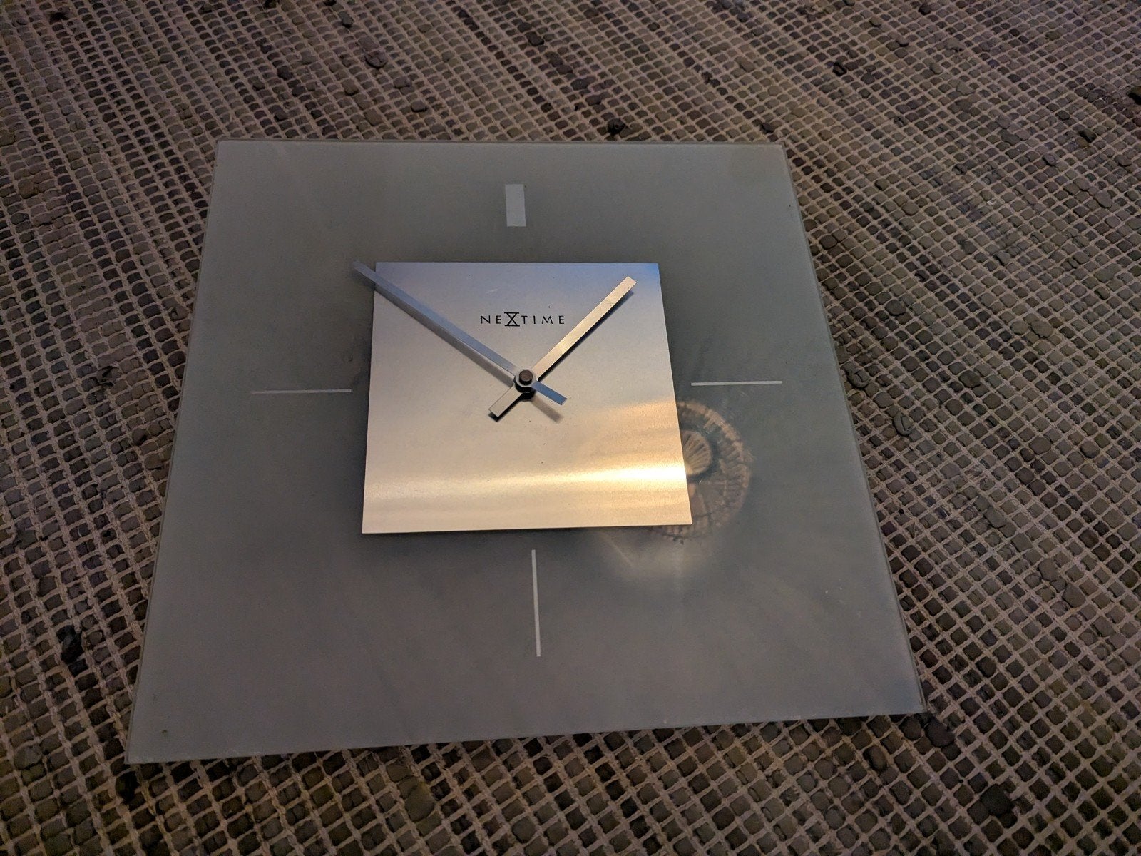 Moderne Nextime wandklok van glas en metaal 35x35 cm, Ophalen, Analoog, Zilver, Modern