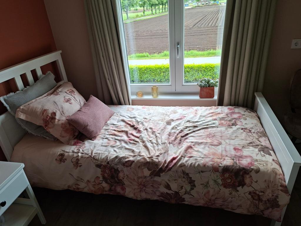 Te koop: eenpersoonsbed met nachtkastje, Huis en Inrichting, Ophalen, Zo goed als nieuw, Eenpersoons