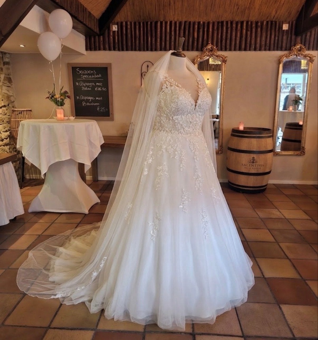 Prachtige trouwjurk VIVA BRIDE 'Hallie' - Ivoor, maat 22, Kleding | Dames, Ophalen, Zo goed als nieuw, Overige kleuren, Trouwjurk