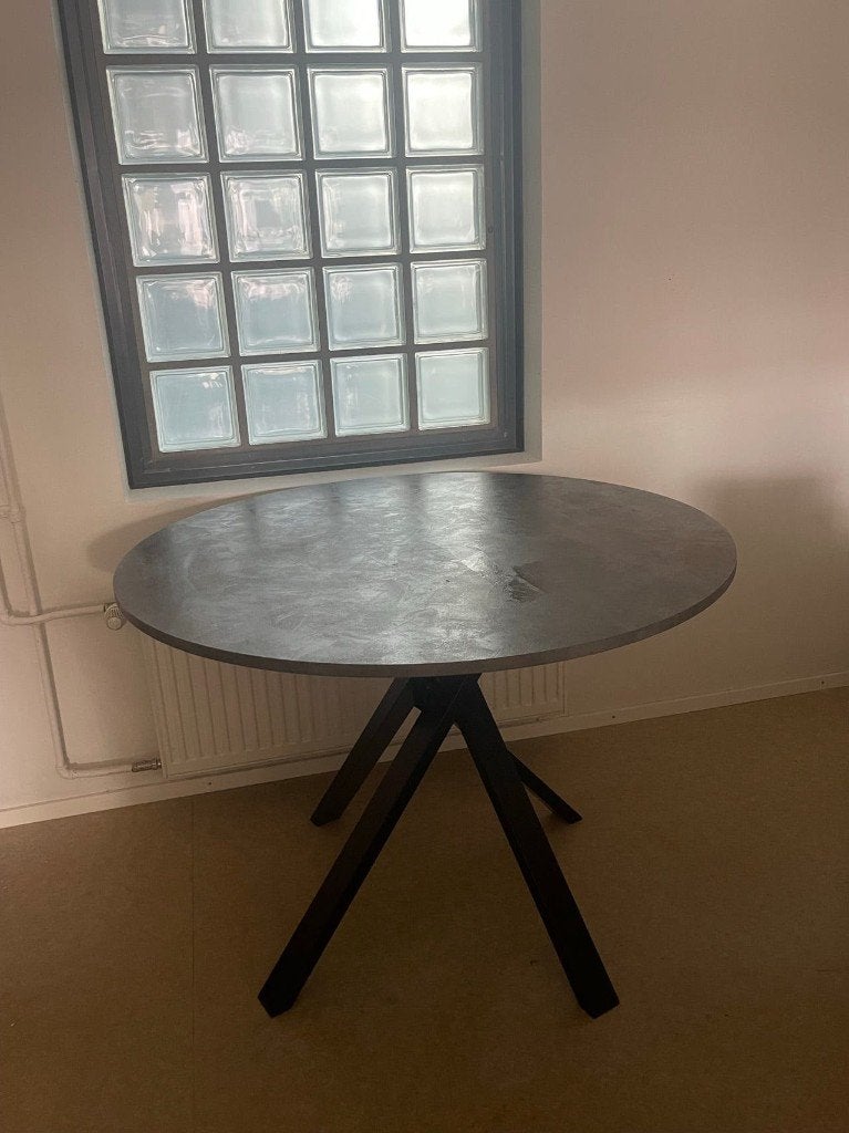 Round dining table, concrete look with black metal legs, Gebruikt, Vier personen, Ophalen, Overige houtsoorten