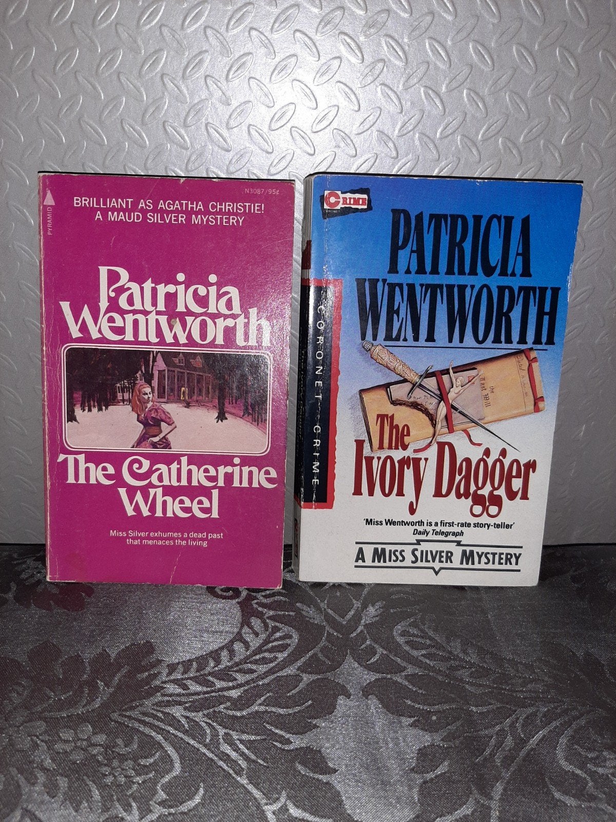Patricia Wentworth - The Catherine Wheel & The Ivory Dagger, Ophalen of Verzenden, Gelezen