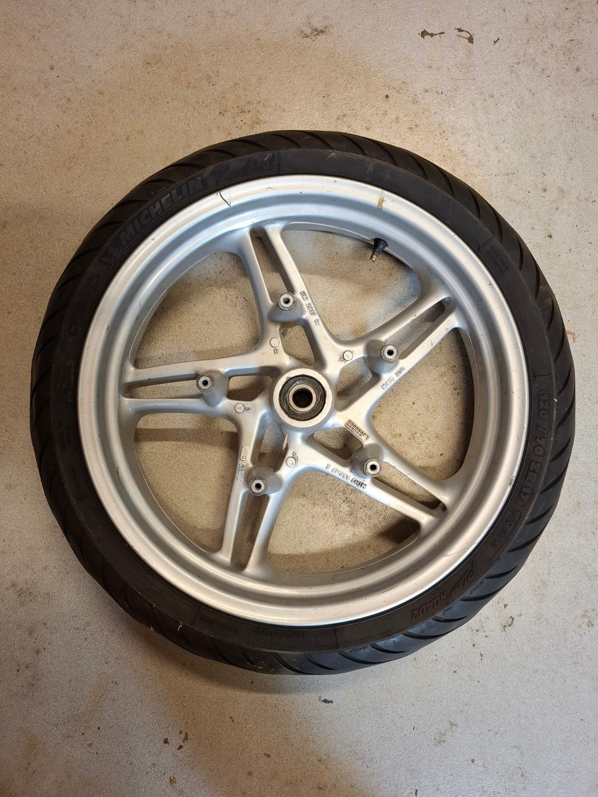 Motorfiets velg met band - Klein plekje in de rand, Ophalen of Verzenden, Gebruikt