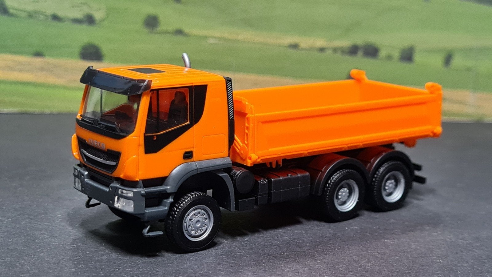 136 Herpa 1:87 Iveco  Trakker 3 zijden kipper, Ophalen of Verzenden, Nieuw, Bus of Vrachtwagen, Herpa