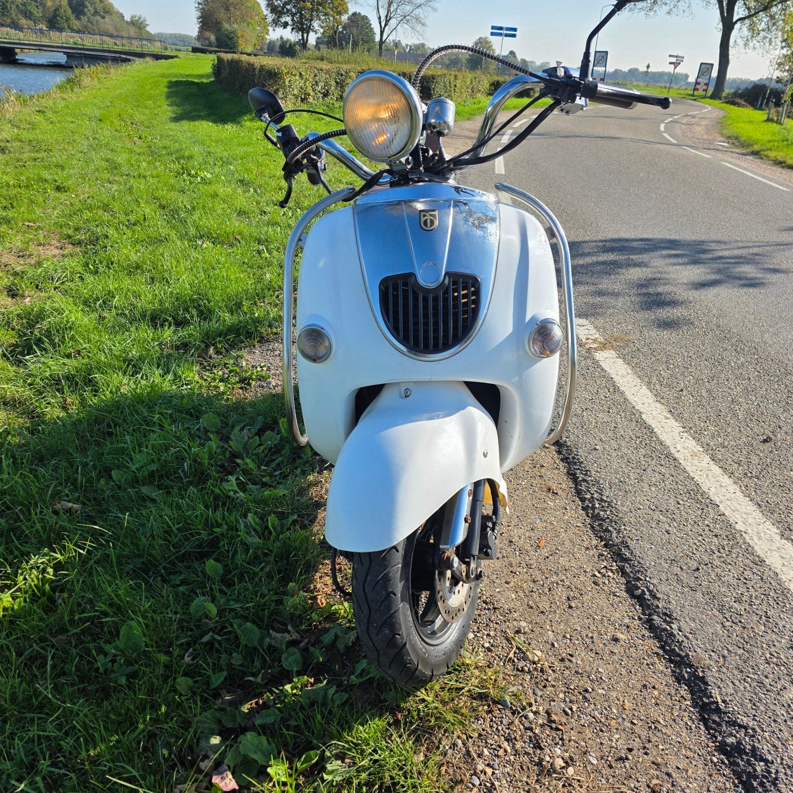 Grande Retro Scooter - Wit met Bruin Zadel, Fietsen en Brommers, Ophalen, Gebruikt, Maximaal 45 km/u, Onbekend