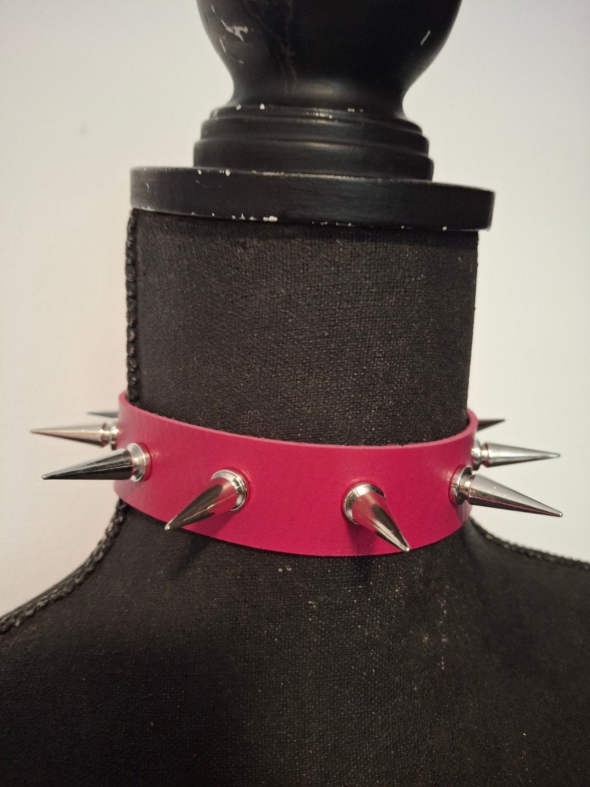 Verstelbare roze choker met spikes, Overige materialen, Verstelbaar, Ophalen of Verzenden, Zo goed als nieuw