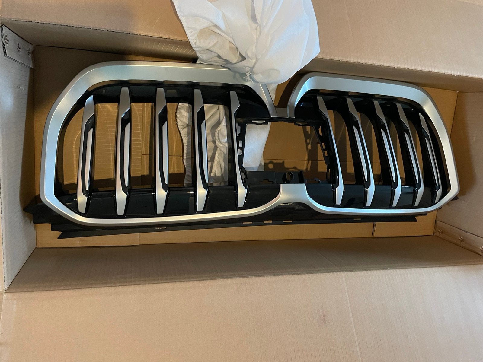 Bmw x1 grill met radarantenne, Auto-onderdelen, Ophalen of Verzenden, Nieuw, BMW, Bumper