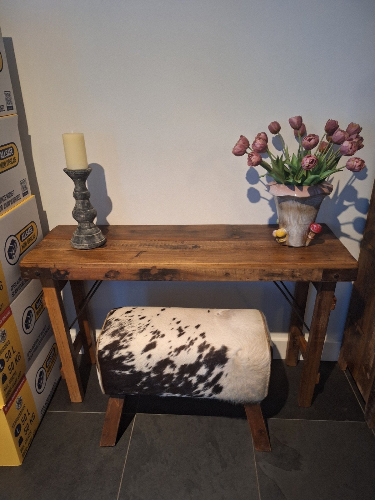 Oude markttafel met kruk van koeienhuid, Ophalen, 25 tot 50 cm