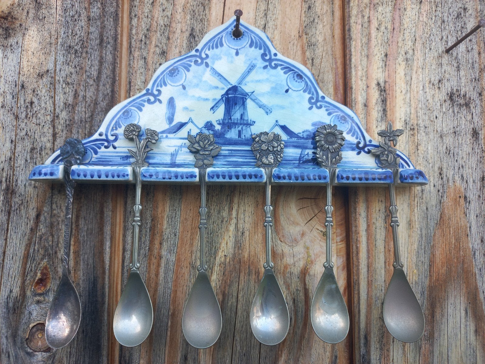 Delftsblauw handgeschilderd lepelrekje met 6 oude lepeltjes, Antiek en Kunst, Antiek | Bestek, Ophalen of Verzenden