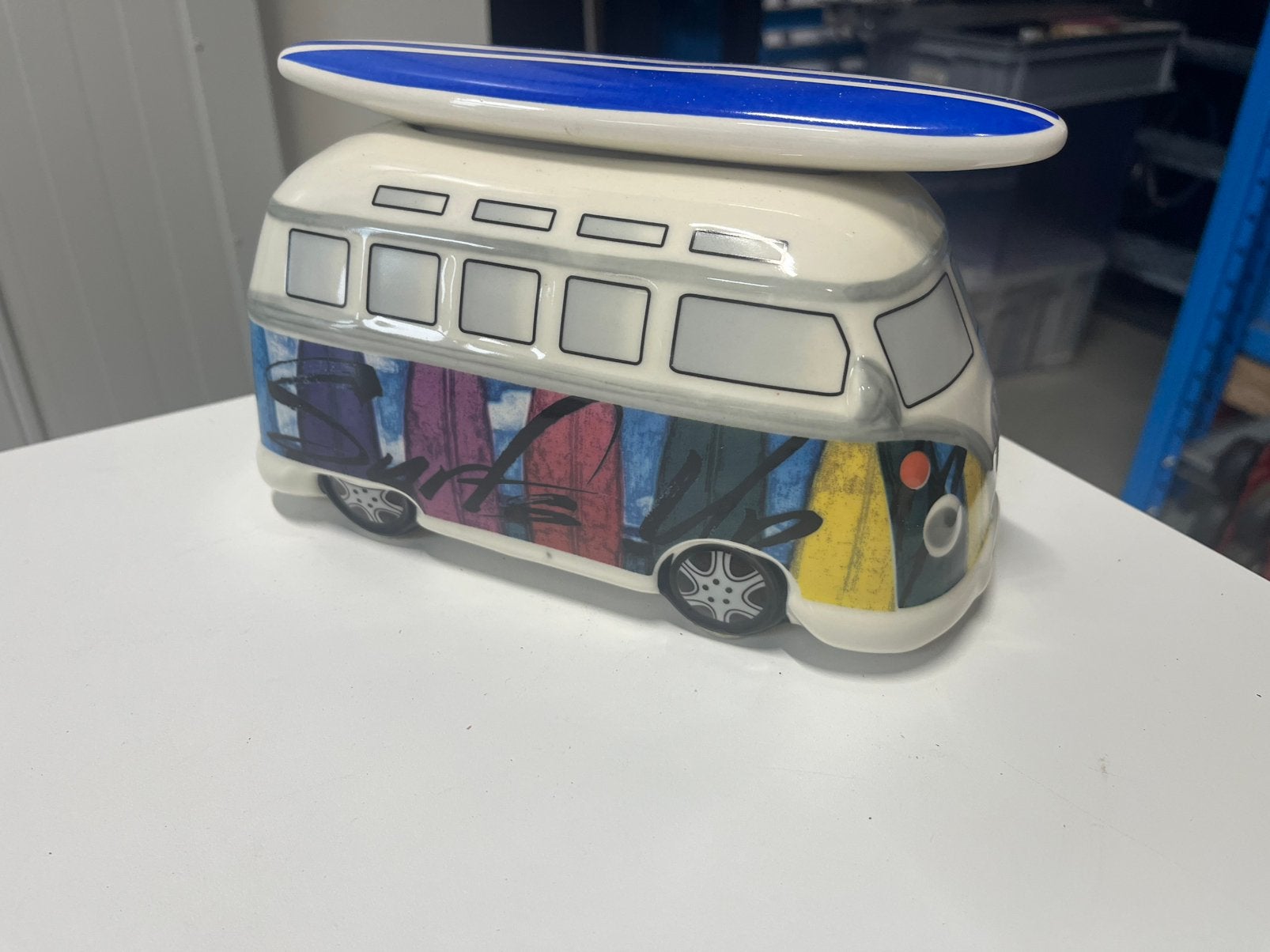 Volkswagen T1 bus met surfplank spaarpot aardewerk, Ophalen of Verzenden, Zo goed als nieuw, Steen, Aardewerk of Keramiek, Vervoermiddel