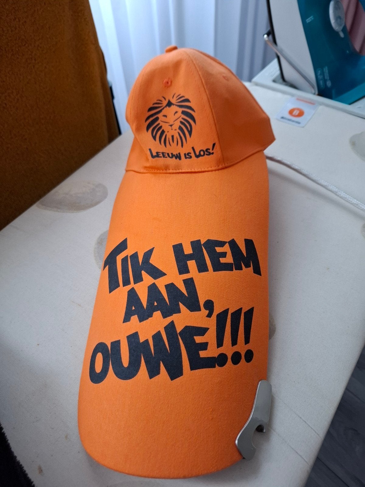 Oranje pet met 'Leeuw is los!' en 'Tik hem aan, ouwe !!, Kleding | Heren, Ophalen, Onbekend, One size fits all, Pet