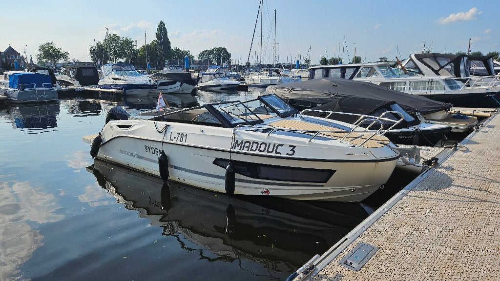 Quicksilver Activ Cruiser 755 – 300 PK – full-option – 2021, Kajuitboot, Buitenboordmotor, Tot 1.00 meter, Walstroom