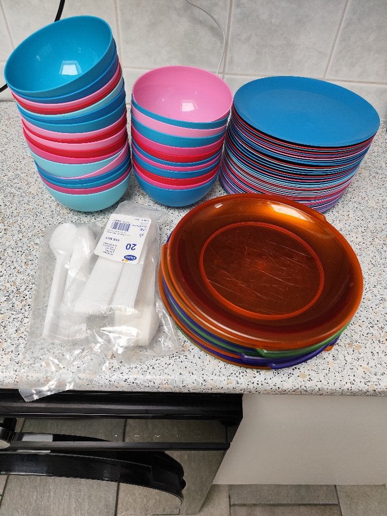 Plastic bordjes, lepels en schaaltjes, Ophalen, Gebruikt