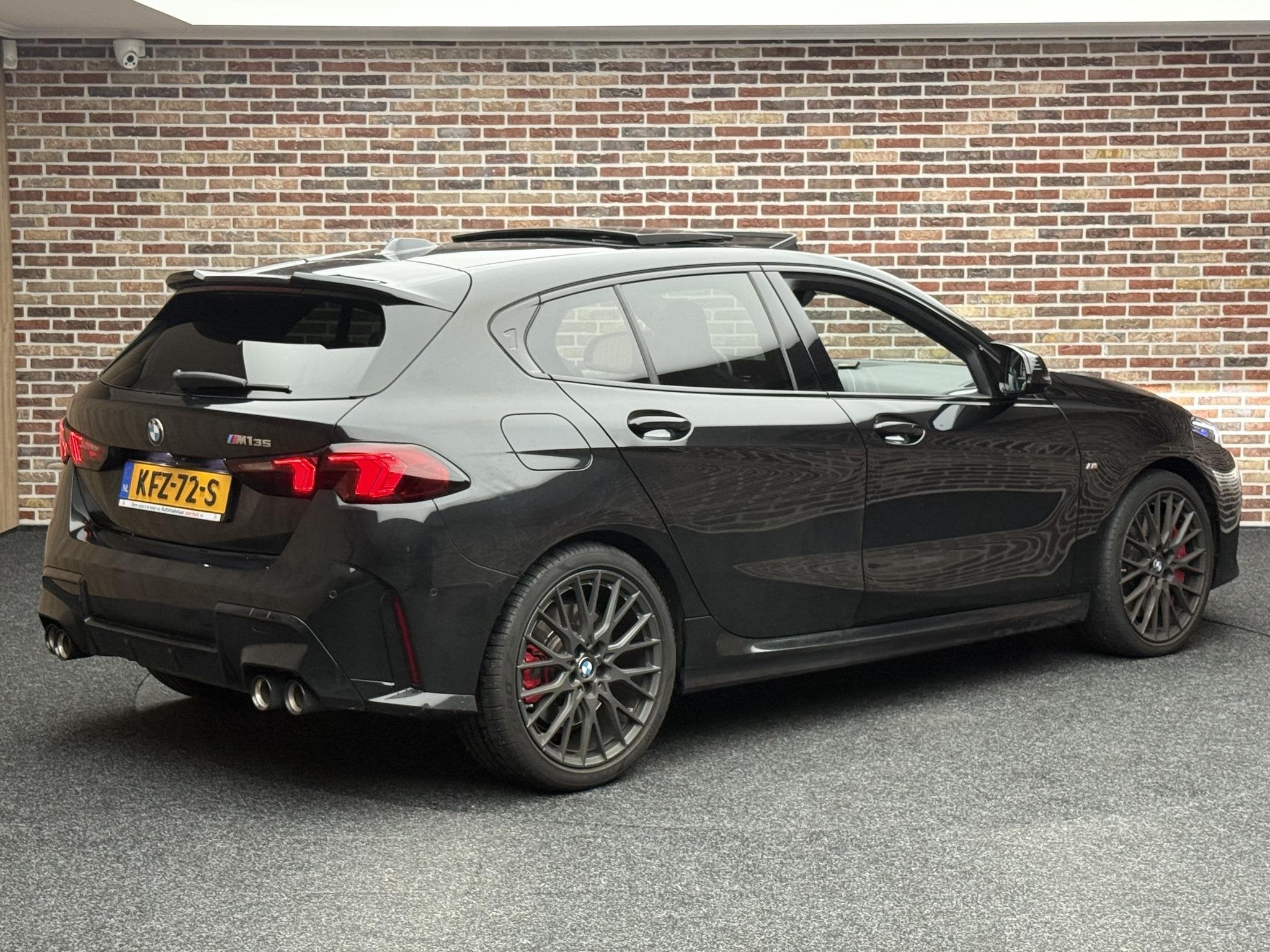 BMW 1-serie M135 xDrive M Sport| Pano| head up|, Auto's, 1525 kg, Gebruikt, 4 cilinders, Zwart