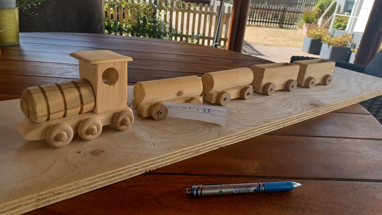 Houten speelgoedtrein met wagons, Ophalen of Verzenden