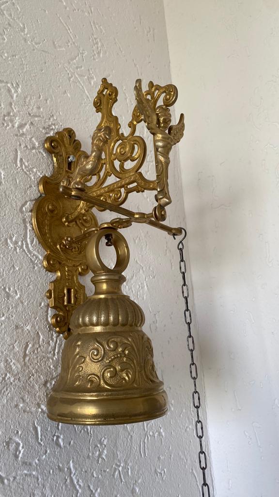 Antieke klooster bell, Ophalen