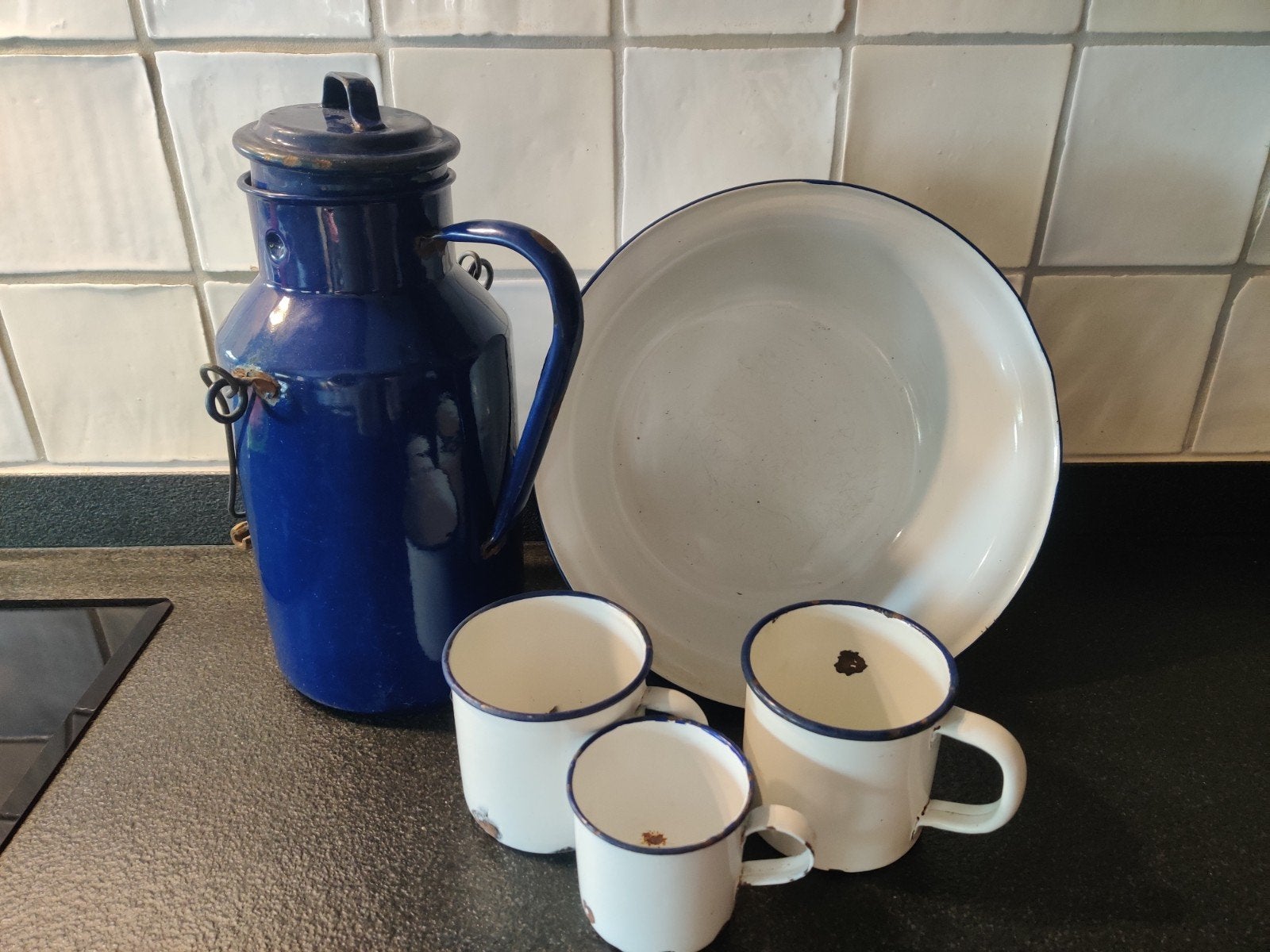 Vintage emaille set: melkkan, waskom en 3 bekers wit/blauw, Antiek en Kunst, Ophalen of Verzenden