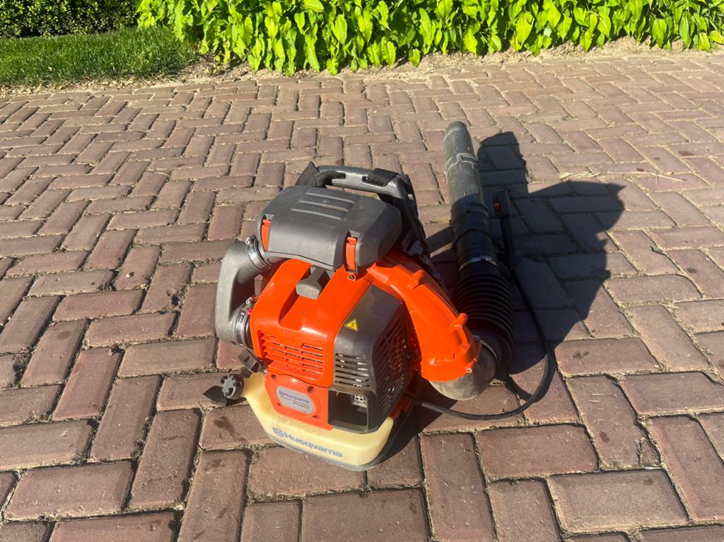 Husqvarna 570BTS ruggedragen bladblazer, Tuin en Terras, Bladblazers, Ophalen of Verzenden, Gebruikt, Benzine, Ruggedragen