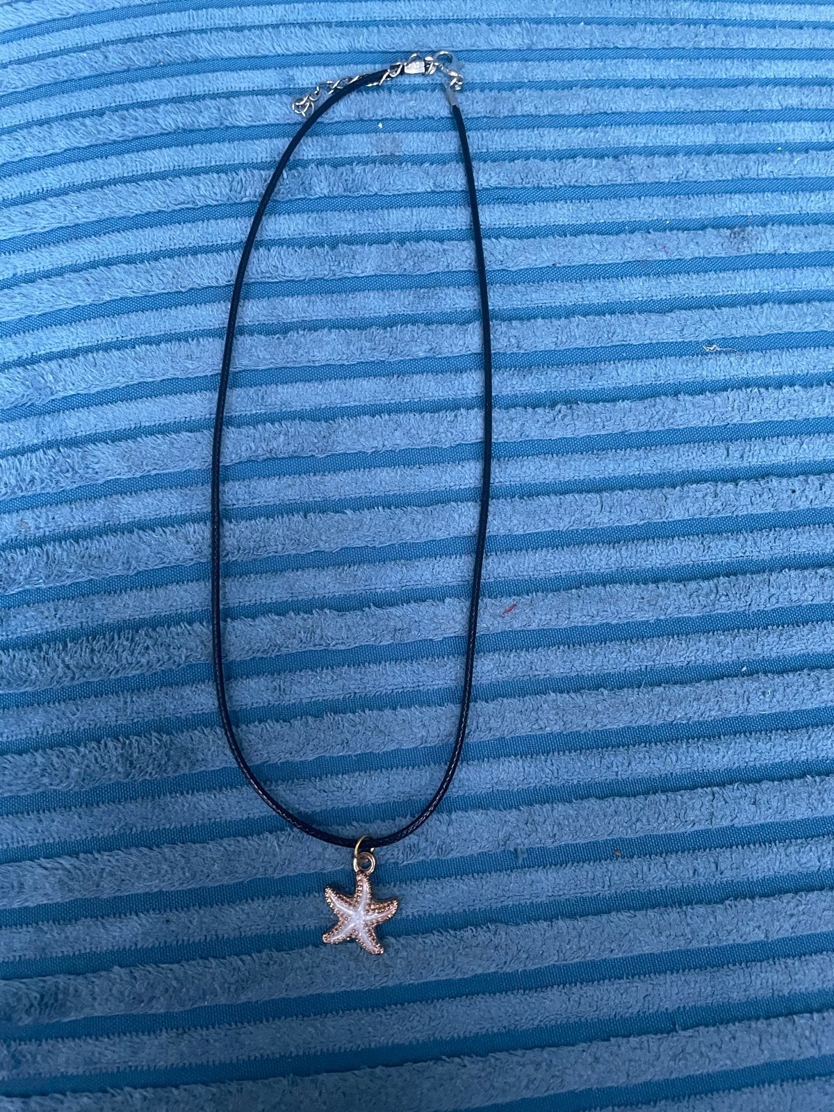 Zwarte ketting met zeester hanger, Overige kleuren, Nieuw, Ophalen of Verzenden, Overige materialen