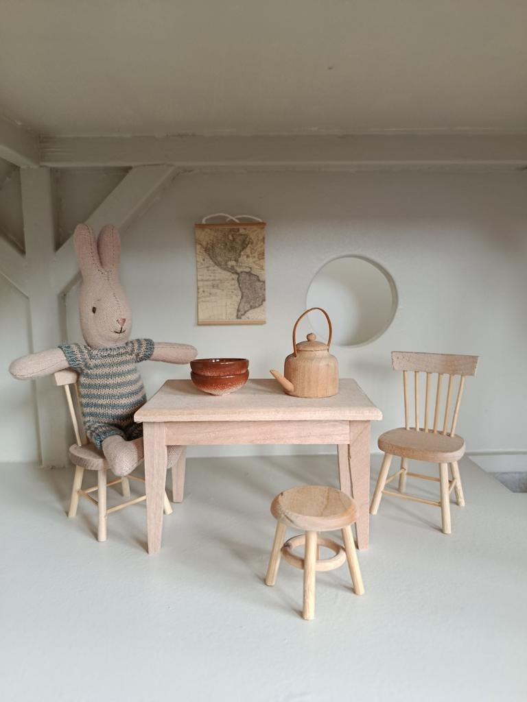 Poppenhuis | Houten eettafel + 2 spijlenstoelen schaal 1:12, Ophalen of Verzenden, Nieuw, Poppenhuis