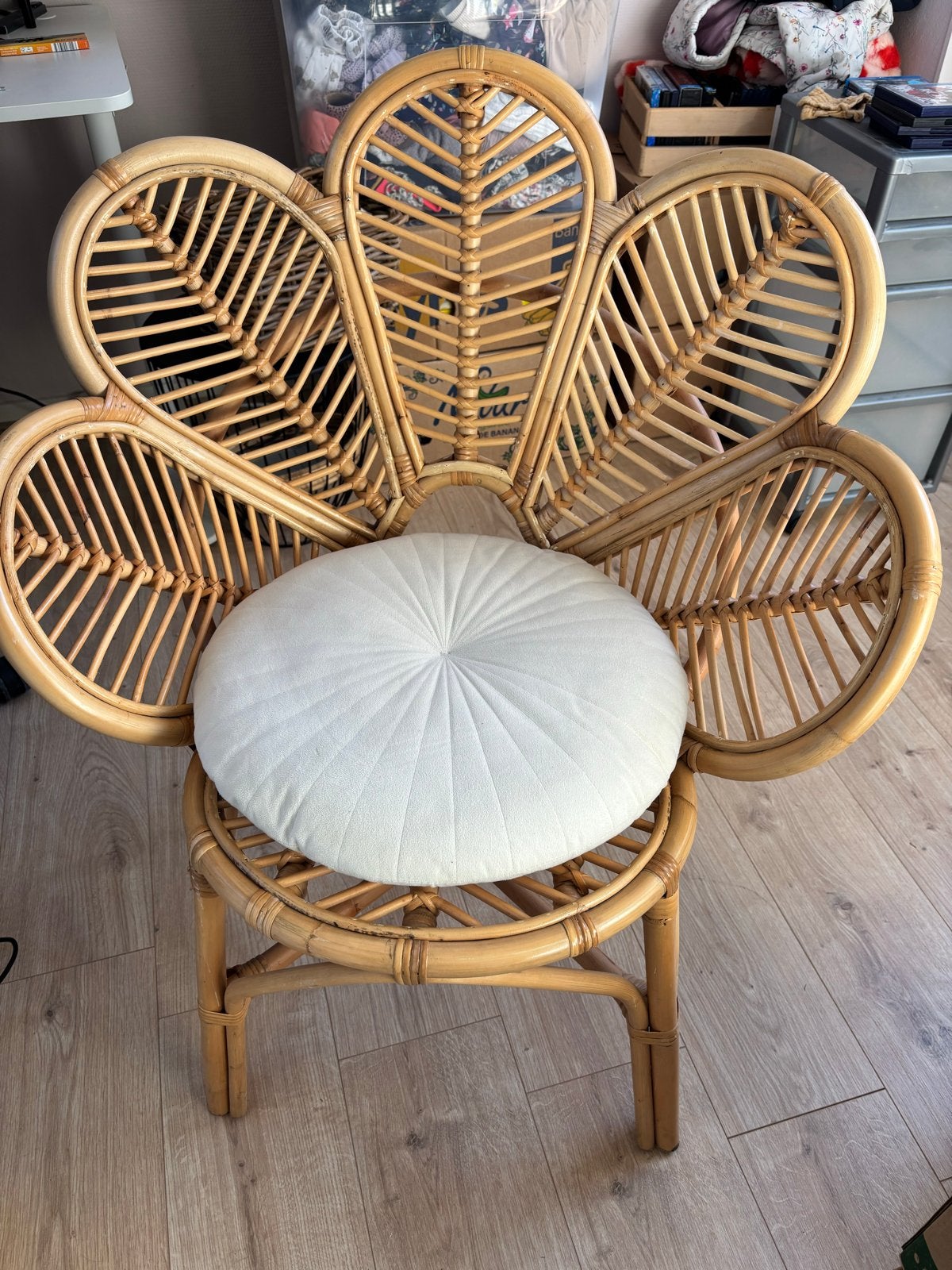 Rotan bloemstoel met beige kussen, Ophalen, Overige kleuren, Riet of Rotan, Zo goed als nieuw