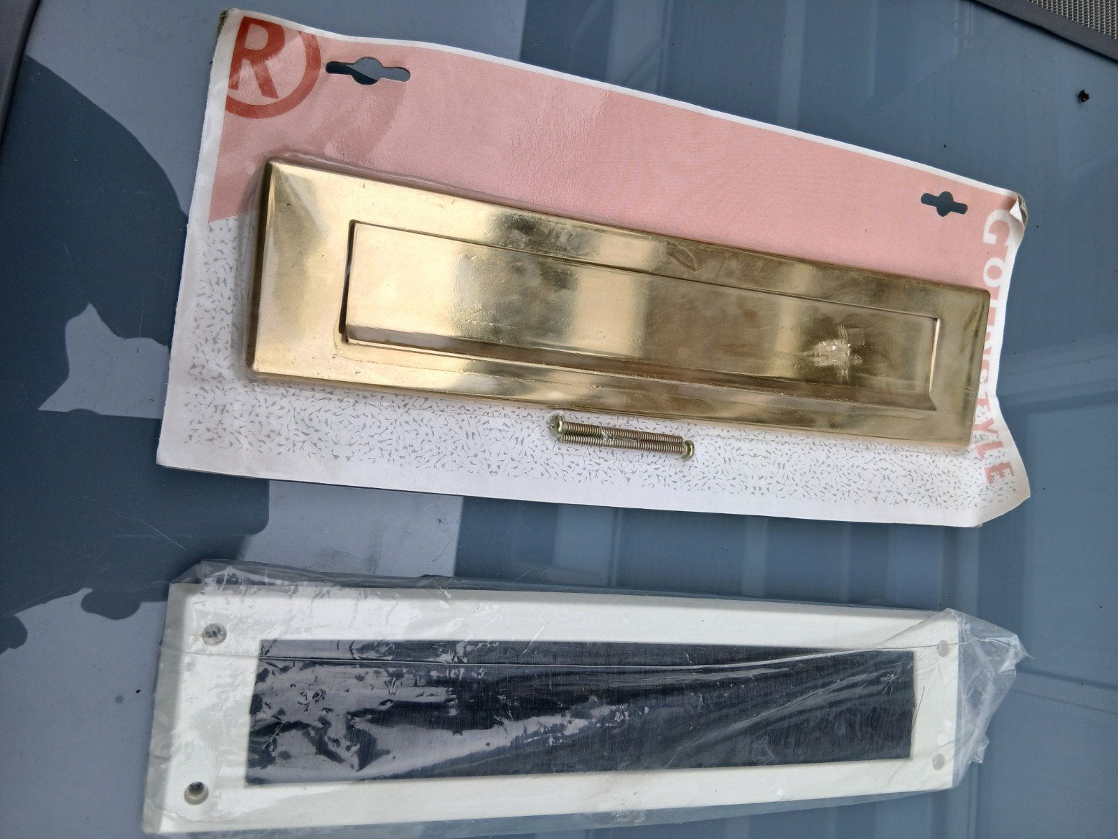 Gouden brievenbusklep met tochtborstel, Ophalen