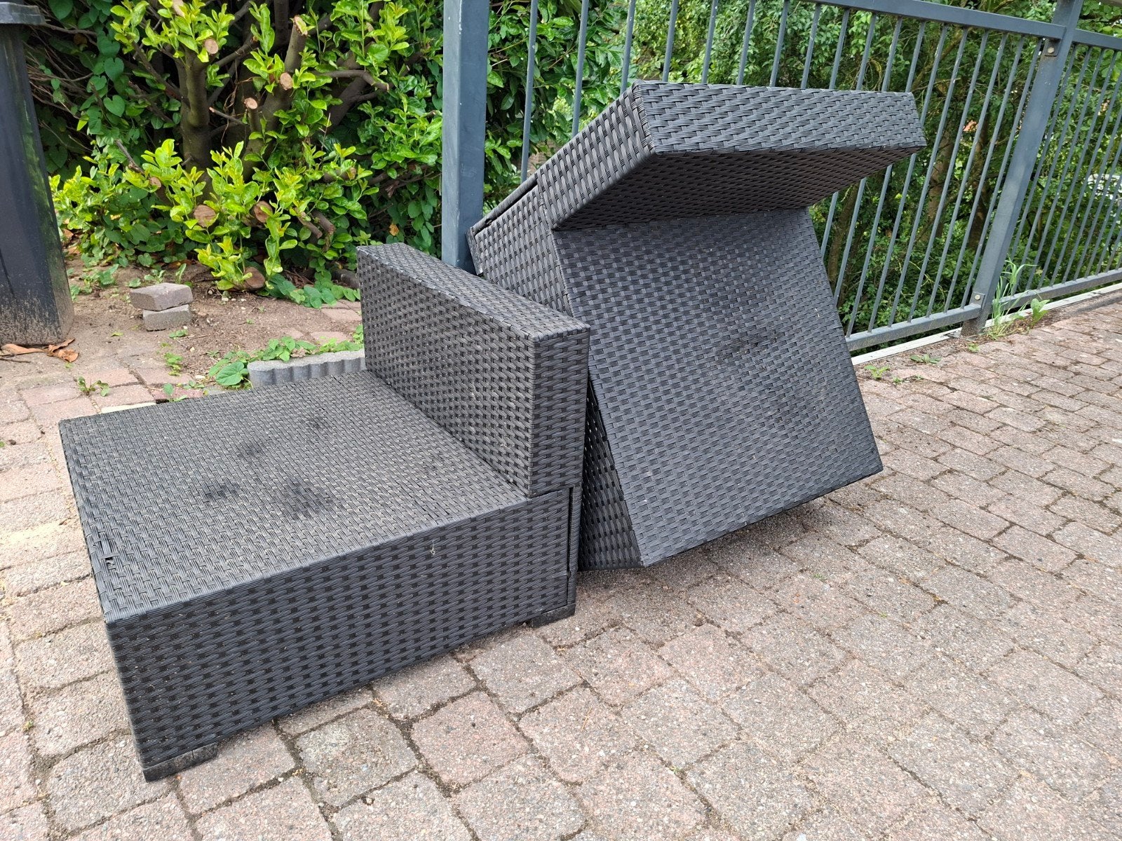 GRATIS 2 zwarte rotan stoelen, Ophalen, Gebruikt, Rotan