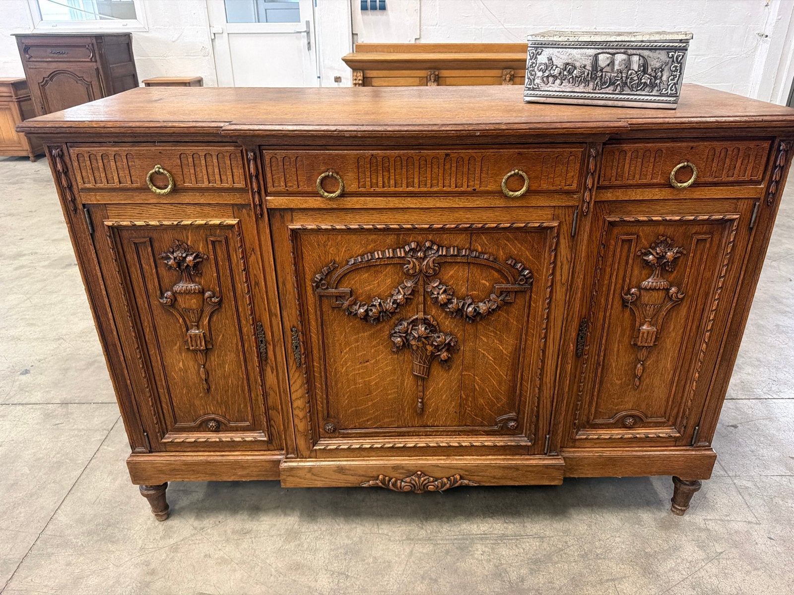 Antiek eiken dressoir met houtsnijwerk, Ophalen of Verzenden
