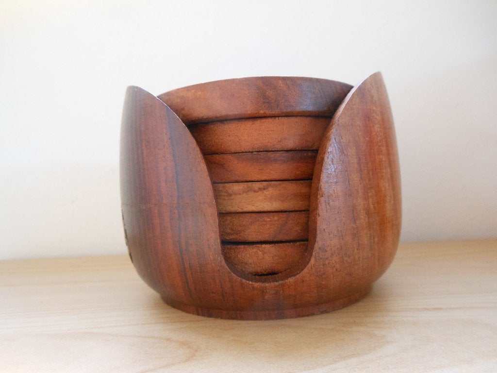 Houten onderzetters in houder houtsnijwerk, Ophalen of Verzenden, Gebruikt, Glas of Kopje