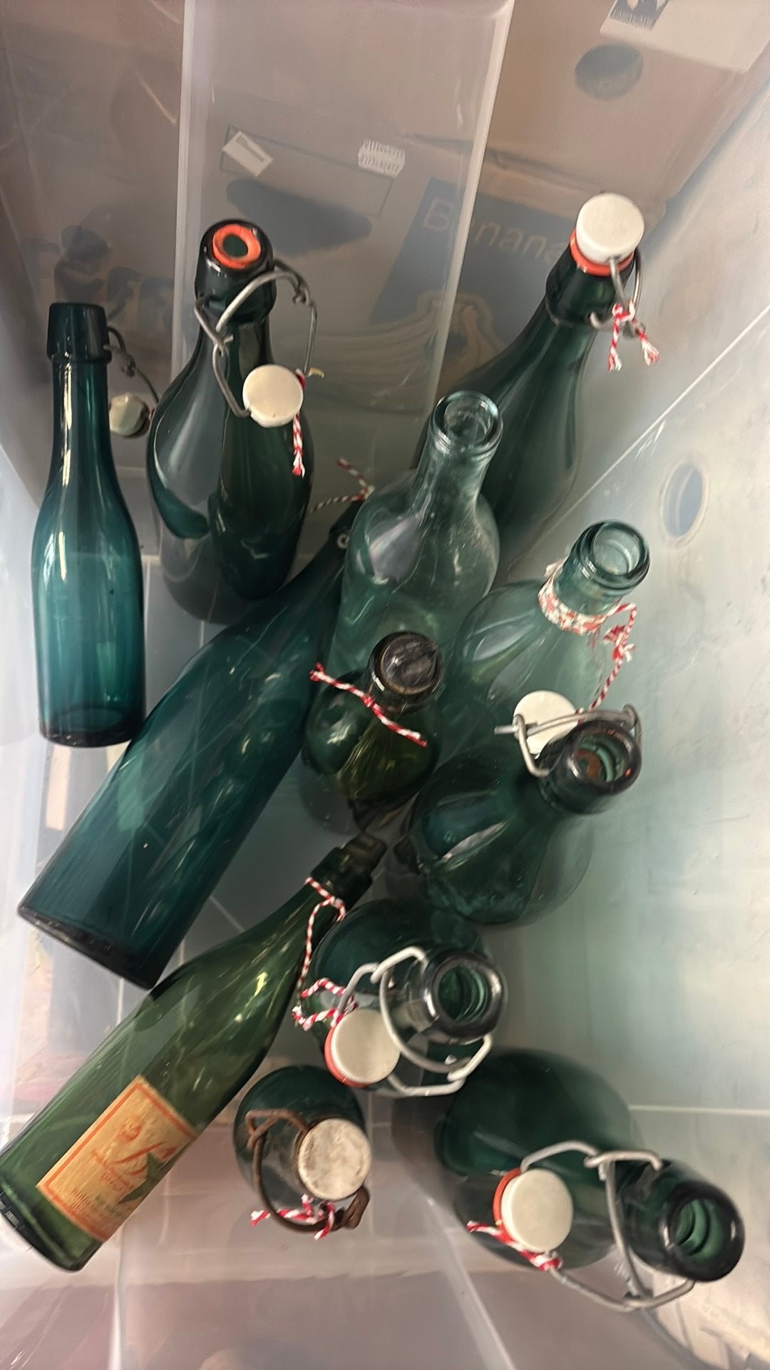 Gave set van 12 brocante glazen flessen, groen glas vintage, Ophalen