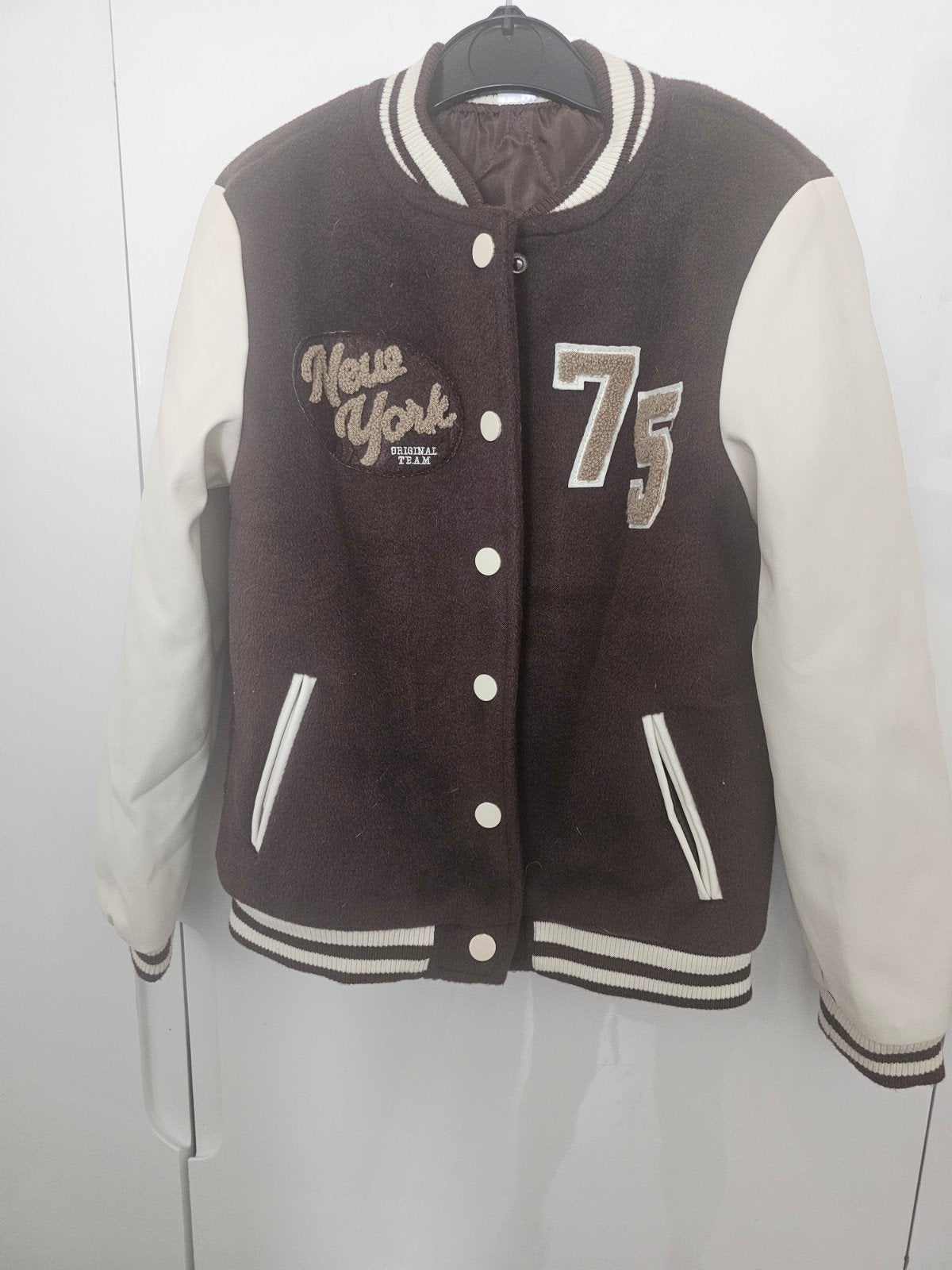 Bruine Varsity Jacket met 'New York' en '75' patches(122-128, Ophalen of Verzenden, Zo goed als nieuw, Bruin