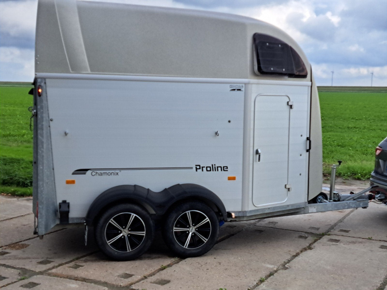 VOLLEDIG ALUMINIUM 2 PAARDSTRAILER MET ZADELKAMER € 6450, Ophalen, Zo goed als nieuw