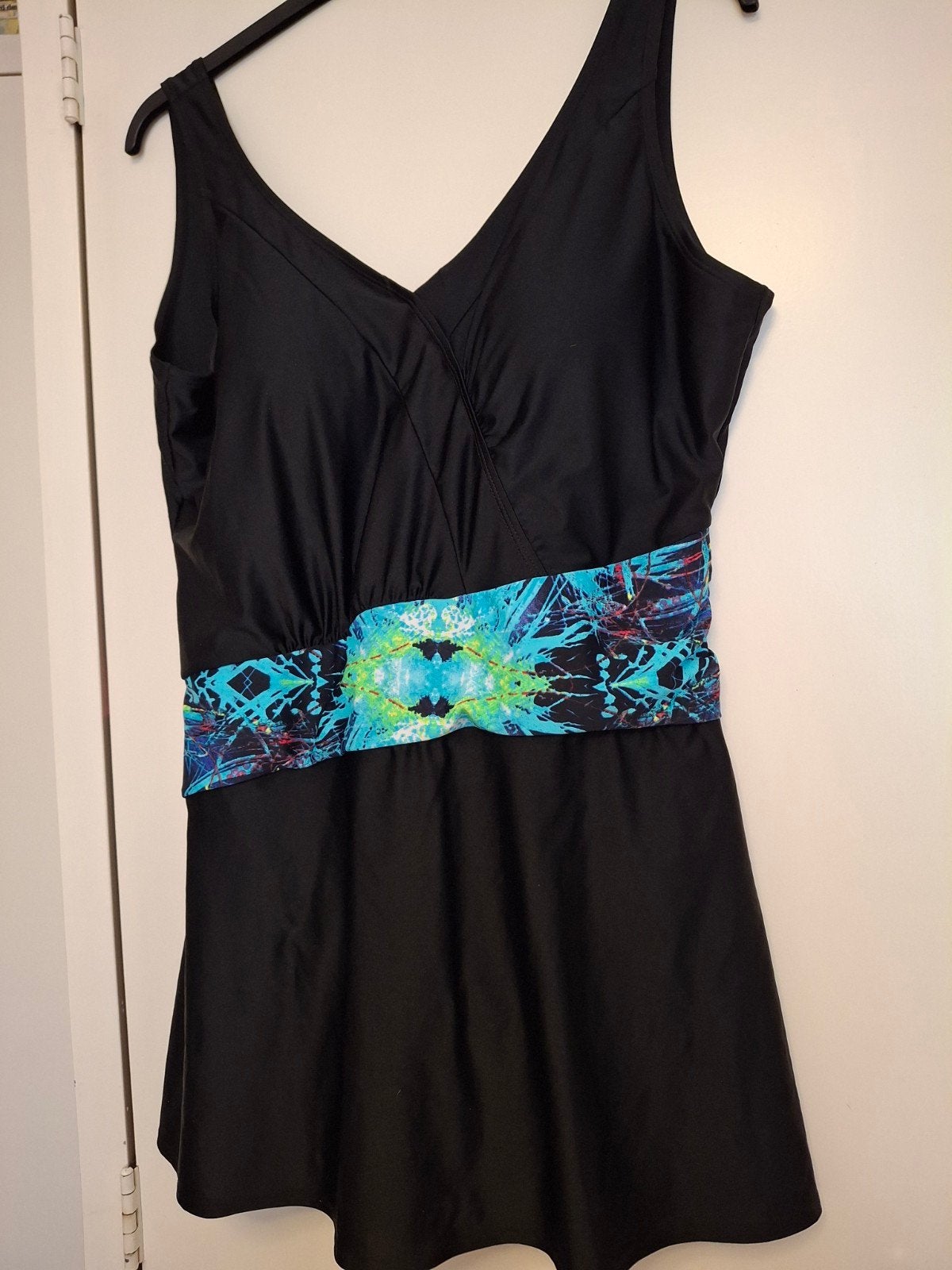 Badpak met rokje - Maat 52/54, Kleding | Dames, Badmode en Zwemkleding, Ophalen of Verzenden, Gedragen, Zwart, Badpak