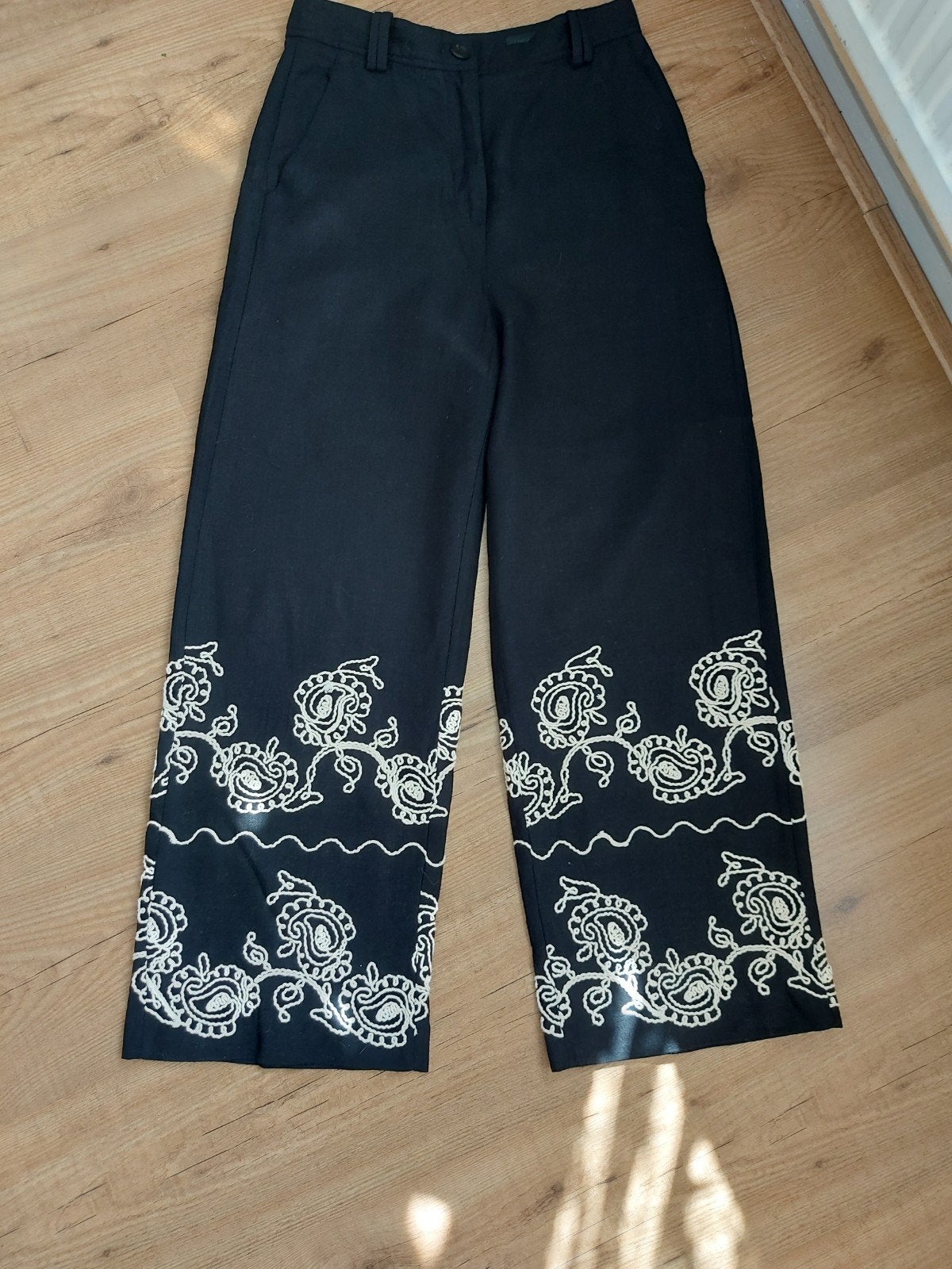Zara zwarte broek met borduursel - Maat S, Ophalen of Verzenden, Zo goed als nieuw, Maat 36 (S), Lang