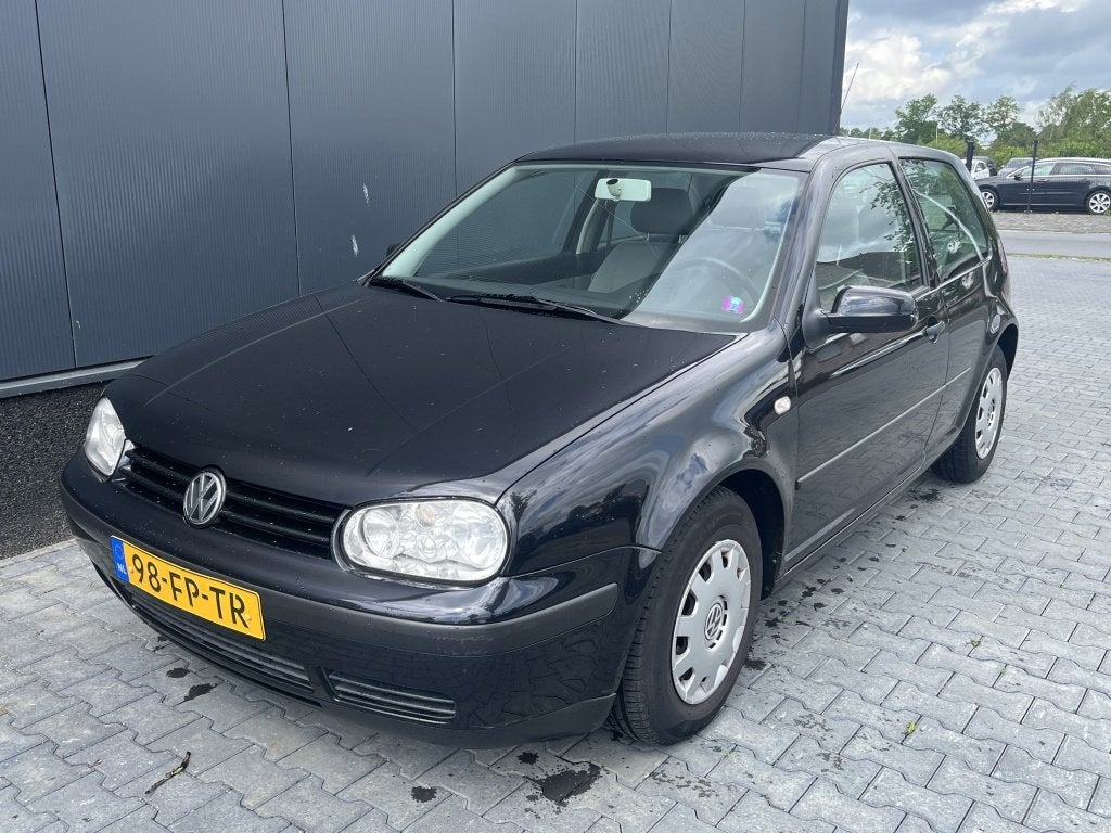 Volkswagen Golf 4 1.6 Trendline Zwart Automaat Clima Apk 202, Auto's, Oldtimers, 101 pk, Volkswagen, Zwart, Bedrijf