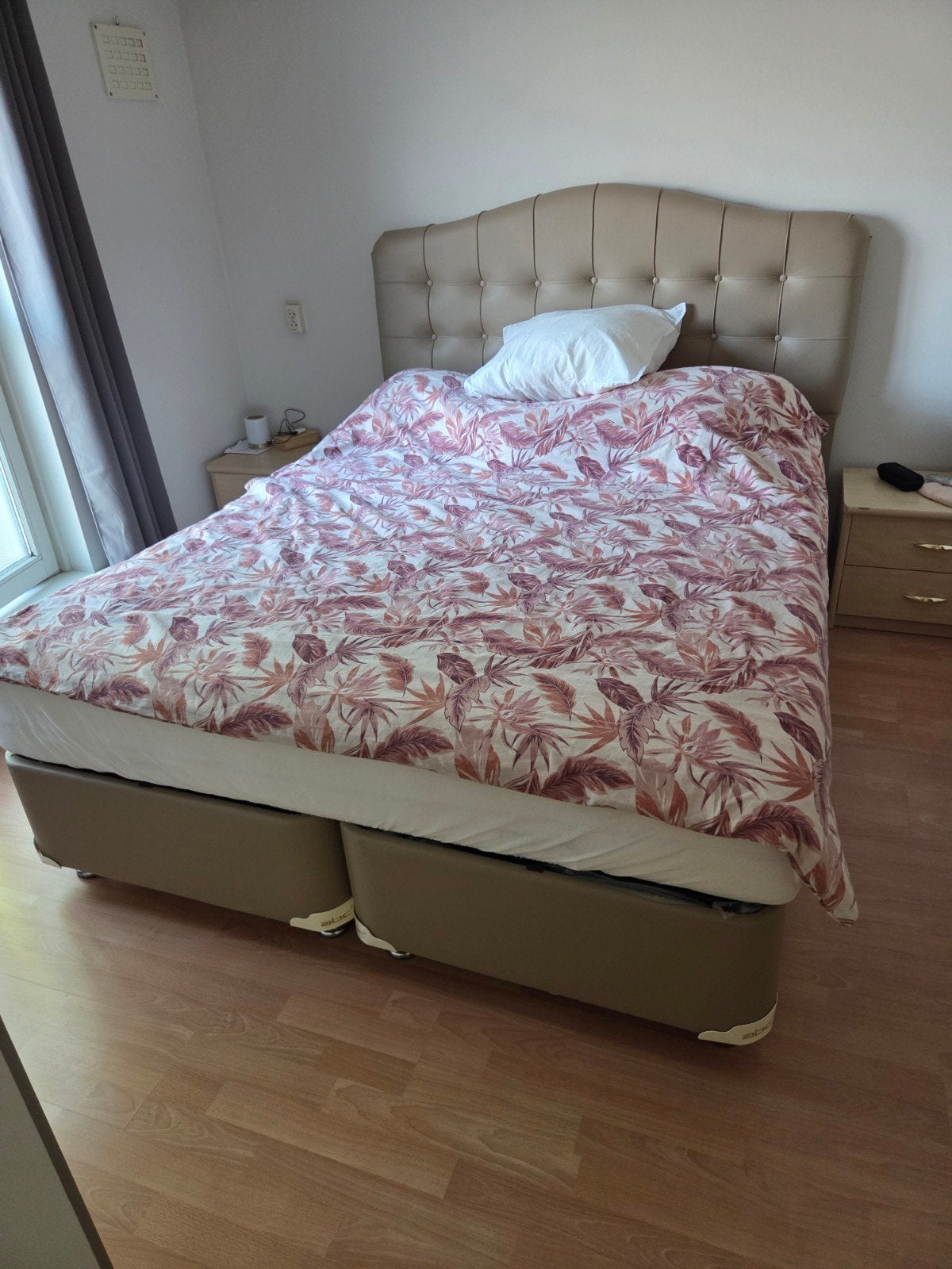 Tweepersoons boxspring met gestoffeerd hoofdbord, Gebruikt, Beige, Modern klassiek, Tweepersoons