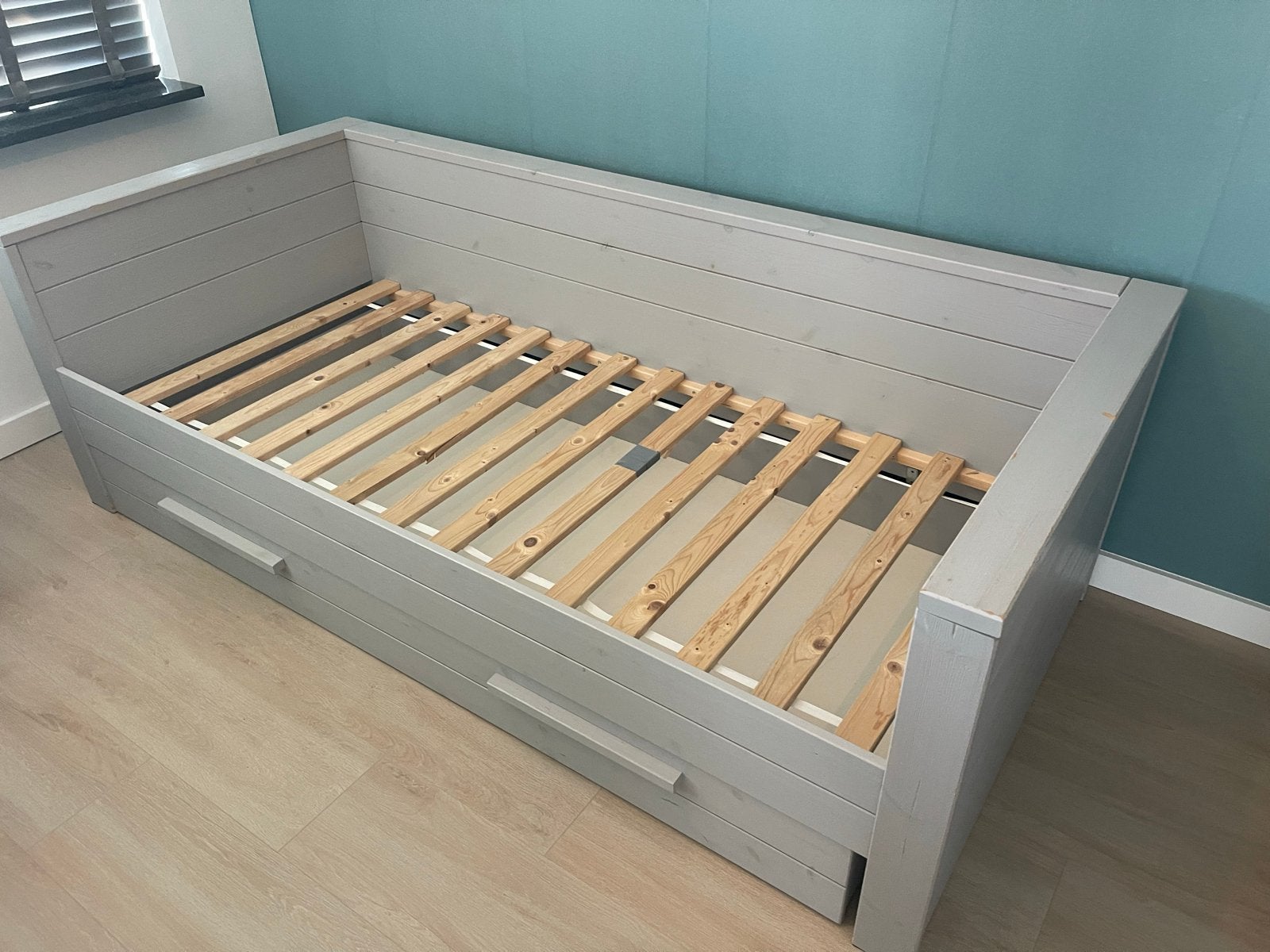 Woood, Grijs houten bed met lade., Ophalen, Gebruikt, 90 cm, Eenpersoons