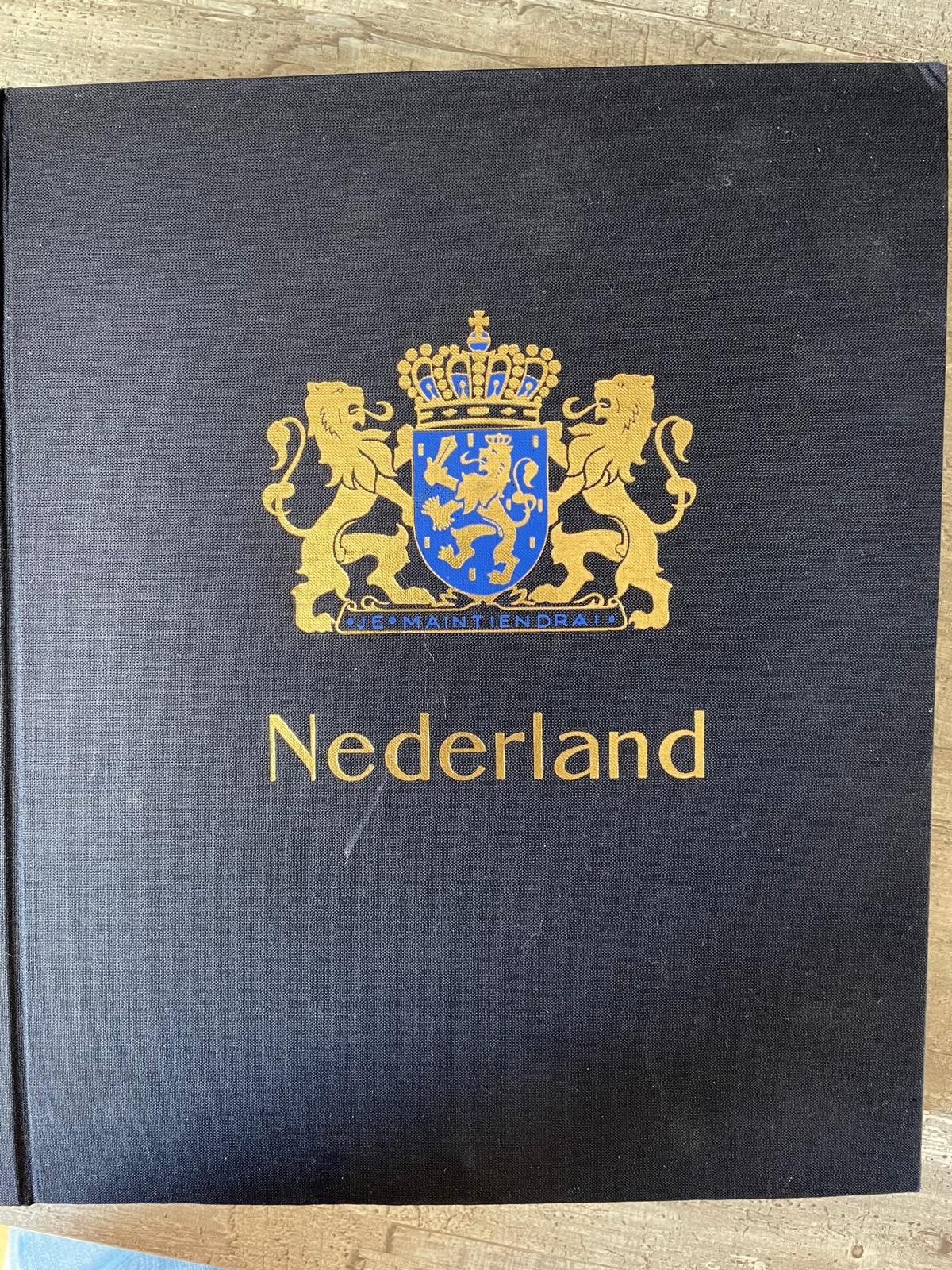 Verzameling postzegels: 2 delen  (niet compleet), Postzegels en Munten, Postzegels | Nederland, Ophalen of Verzenden, Na 1940