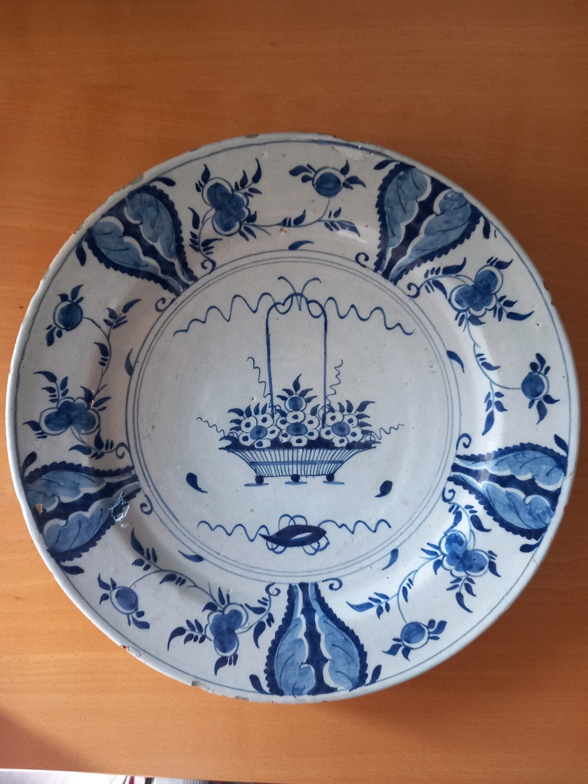 antiek delfts aardewerken bord delfts blauw met bloemenmand, Antiek en Kunst, Ophalen of Verzenden