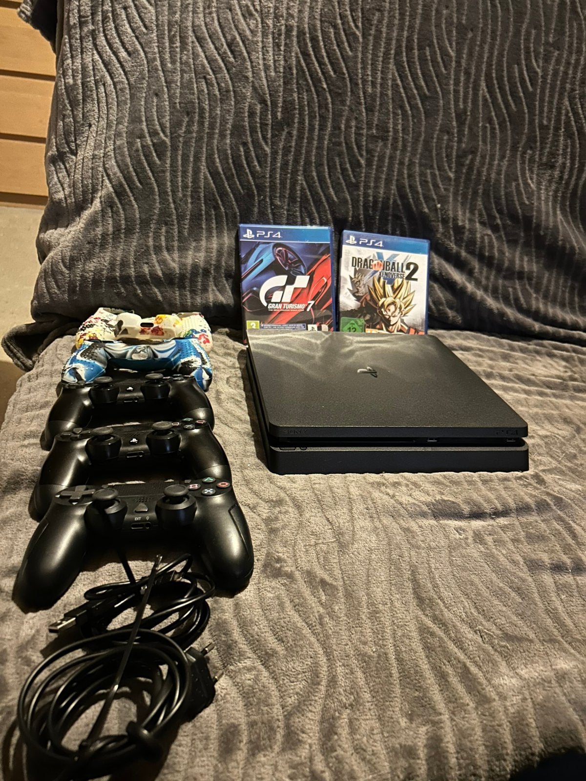 Playstation 4  1TB 3controlers gran turismo 7, dragonball Z2, Ophalen of Verzenden, 1 TB, Met 3 controllers of meer, Slim