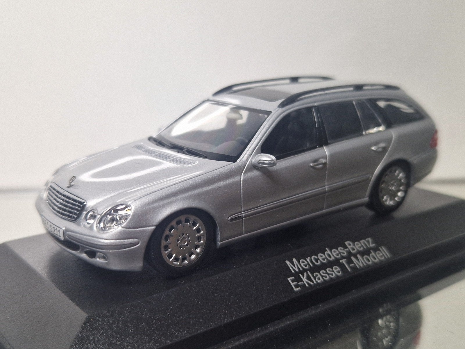 Minichamps Mercedes-Benz E-Klasse T-Model schaalmodel, Hobby en Vrije tijd, Ophalen of Verzenden, Zo goed als nieuw, Auto, MiniChamps
