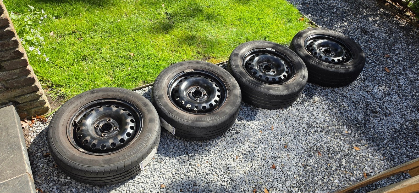 4 banden op originele stalen velgen VW Up! Inc wieldoppen, Auto diversen, Wieldoppen, Ophalen