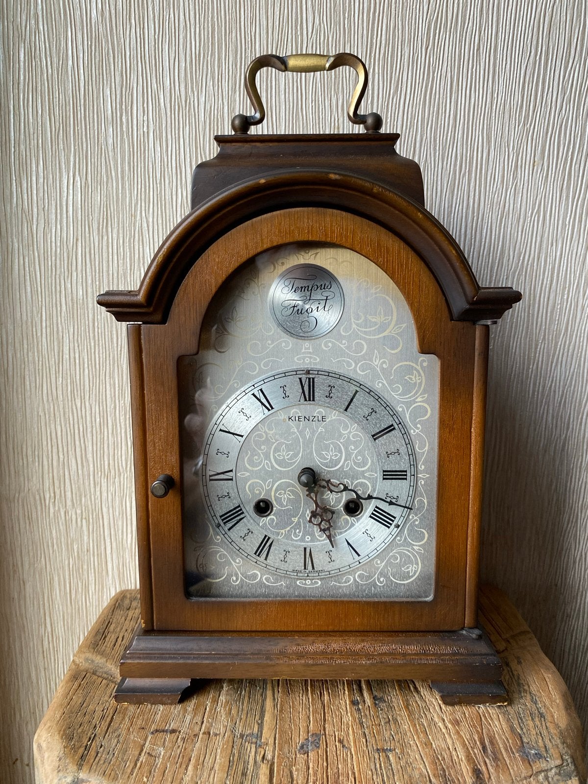 Kienzle Tafelklok met 'Tempus Fugit' wijzerplaat, Antiek en Kunst, Ophalen of Verzenden